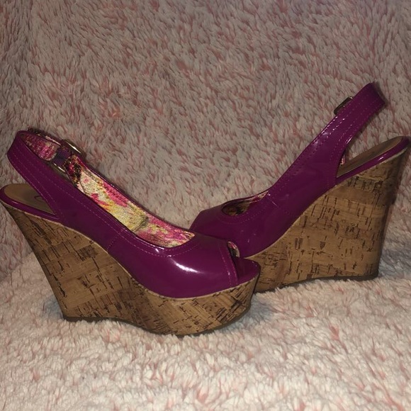 Candie's Cabray Fuschia Wedge Heels - Picture 3 of 6